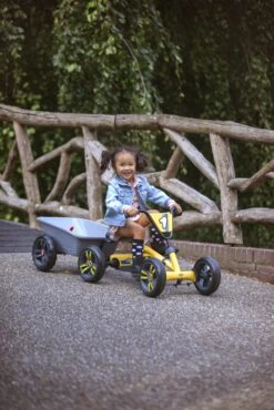 BERG Trailer S (aanhanger Voor BERG Buzzy Skelters) -Bekende Speelgoed Winkel berg buzzy yellow berg buzzy trailer with girl scaled 1