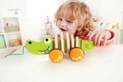 Trekfiguur Hape: Walk-a-Long Crocodile -Bekende Speelgoed Winkel houten trekdier hape walk along crocodile 2