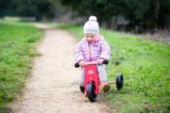 Tiny Tot Cherry Red Loopfiets 2 – In – 1 Kinderfeets – Loopfiets Rood -Bekende Speelgoed Winkel kinderfeets houten loopfiets driewieler tiny tot cherry red 3