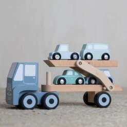 Little Dutch LD4453 Houten Autotransporter Blauw 13 Little Dutch LD4453 Houten Autotransporter Blauw -Bekende Speelgoed Winkel little dutch 4453 autotransporter 2