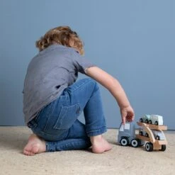 Little Dutch LD4453 Houten Autotransporter Blauw 15 Little Dutch LD4453 Houten Autotransporter Blauw -Bekende Speelgoed Winkel little dutch 4453 autotransporter 4