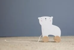 Little Dutch LD4452 Houten Trekdier IJsbeer -Bekende Speelgoed Winkel little dutch houten trekdier ijsbeer 1 scaled 1