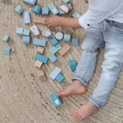 Little Dutch Houten Blokkenton Blauw LittleDutch -Bekende Speelgoed Winkel little dutch 4413 blauw houten blokken in ton 4