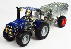 Tronico Mini New Holland T4 Met Aanhangwagen – 1 : 32 -Bekende Speelgoed Winkel new holland t4 met aanhanger tronico mini 10056