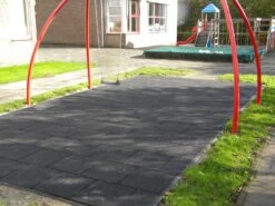 Safe & Soft Rubber Speelplaatstegels 100 X 100 Cm. -Bekende Speelgoed Winkel safe soft rubber speelplatstegel 2